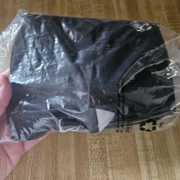 Nwt Minnie Mouse Black Fanny Pack - Picture 2 of 3